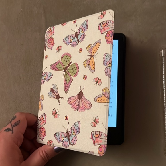 Kindle Paperwhite 11th Gen. Comes with 2 cases! Great condition. - Picture 7 of 7